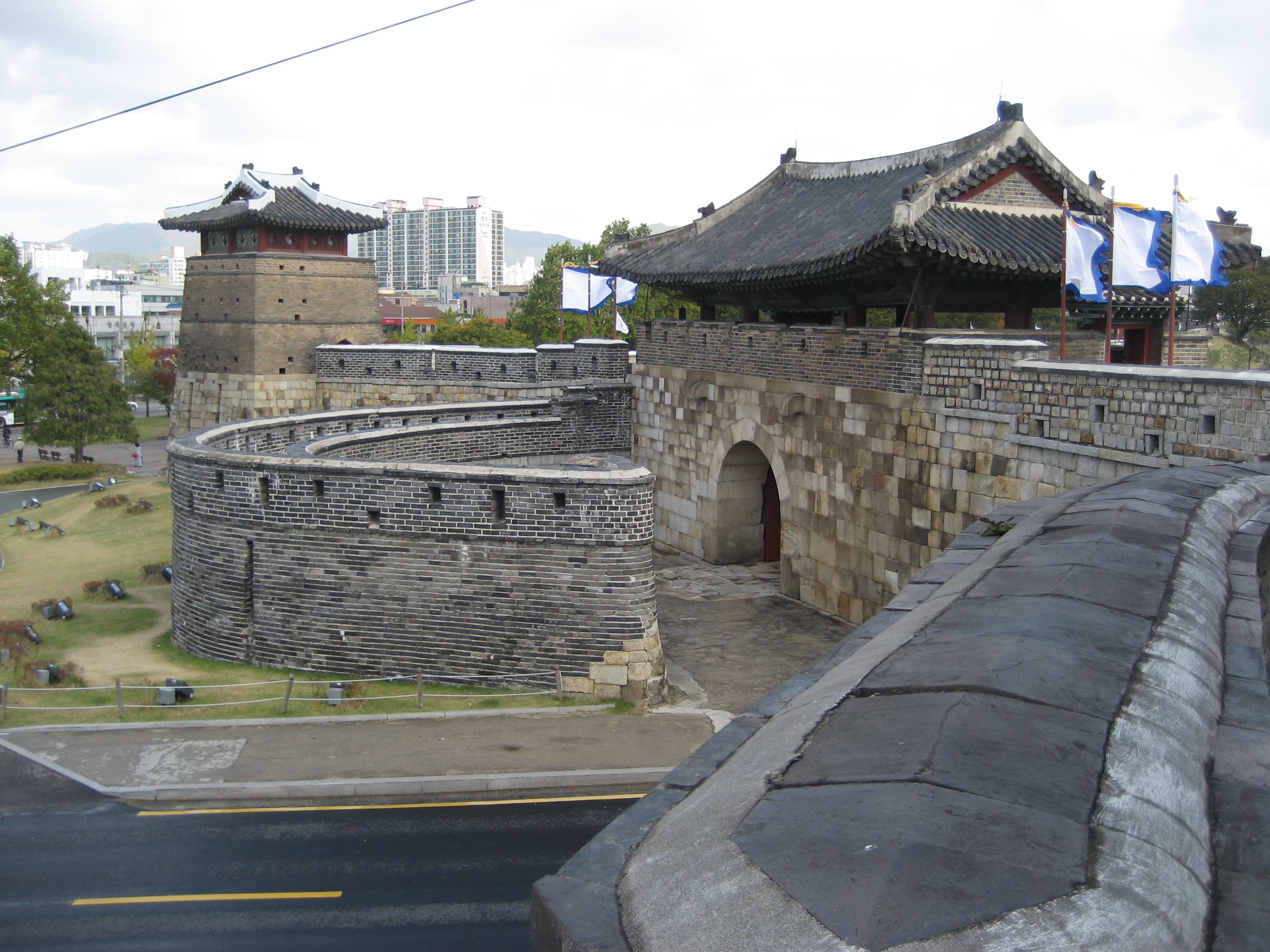 華西門人行橋