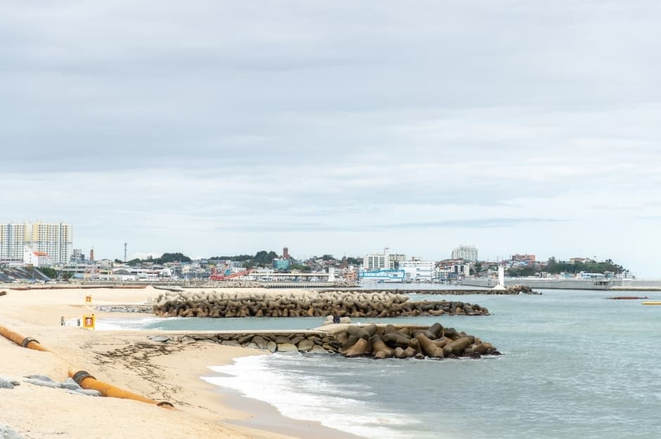 Shoreline showing several short breakwaters at Jumunjin