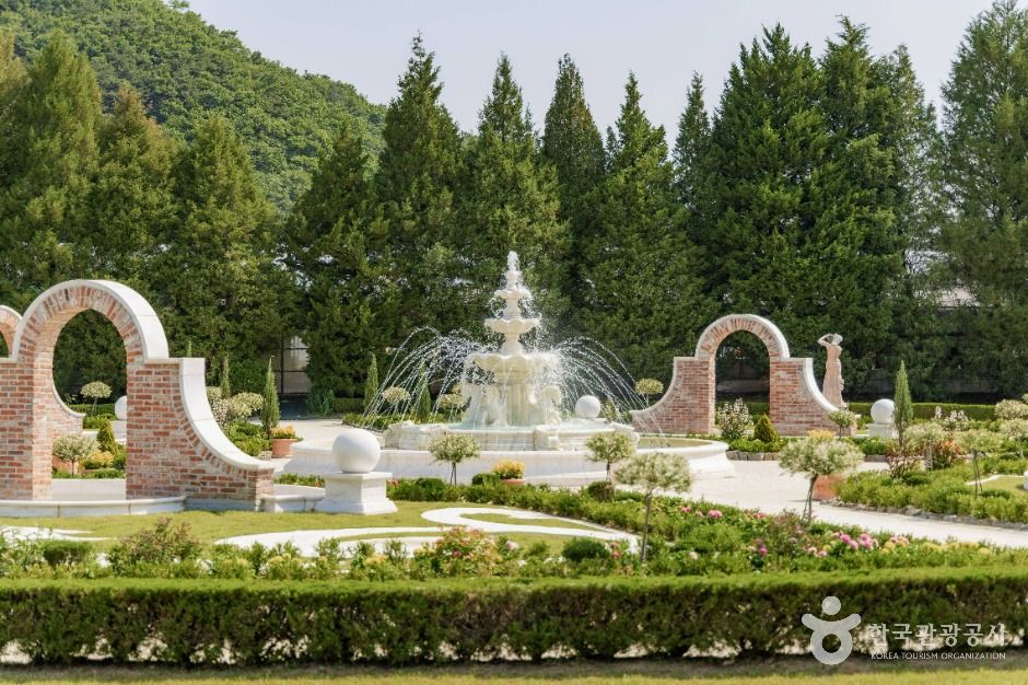 Landscaped garden and fountain at Byukchoji Gardens